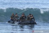 Marinir Indonesia-Amerika Latihan Tembus Gelombang