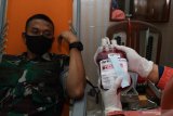 Petugas Palang Merah Indonesia (PMI) melakukan transfusi darah saat bakti sosial di kantor Pengurus Cabang Nahdlhatul Ulama Kota Madiun (PCNU) Kota Madiun, Jawa Timur, Sabtu (12/6/2021). Kegiatan bakti sosial yang digelar PCNU bekerja sama dengan PMI Kota Madiun tersebut dalam rangka peringatan Hari Donor Darah Sedunia. Antara Jatim/Siswowidodo/zk