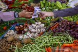 Pedagang sembako dan sayuran melayani pembeli di Pasar Subuh, Kabupaten Ciamis, Jawa Barat, Jumat (11/6/2021). Pemerintah terus berupaya untuk mengoptimalkan penerimaan negara melalui sektor perpajakan, dengan berencana mengenakan Pajak Pertambahan Nilai (PPN) untuk 13 kategori bahan pokok. ANTARA JABAR/Adeng Bustomi/agr