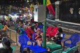 Pengunjung menikmati suasana kawasan kuliner Tugu Keris Siginjai dengan diterangi lampu yang daya listriknya terhubung dengan Stasiun Pengisian Listrik Umum Mobile (SPLU-M), Jambi, Jumat (11/6/2021) malam. PT PLN (Persero) Unit Pelaksana Pelayanan Pelanggan (UP3) Jambi memasang 10 unit SPLU-M dengan daya 5.500 VA per unit di kawasan wisata kuliner Kota Jambi itu untuk memudahkan pelaku UMKM mendapatkan layanan listrik. ANTARA FOTO/Wahdi Septiawan/hp.