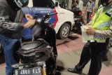 Polisi tindak pengendara motor dengan  knalpot bising