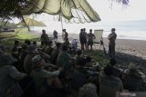 Prajurit Batalyon Intai Amfibi (Yontaifib) Korps Marinir TNI AL dan United States Marines Corps Reconnaissance Unit yang tergabung dalam Latihan Bersama Reconex 21-II mengikuti materi latihan dayung tembus gelombang  di Pusat Latihan Pertempuran Marinir (Puslatpurmar) 7 Lampon, Banyuwangi, Jawa Timur, Jumat (11/6/2021). Latihan tersebut sebagai penyamaan persepsi pasukan elit kedua negara dalam menerapkan kecermatan, ketelitian, kecepatan dan kekompakan dalam tim. Antara Jatim/Budi Candra Setya/zk