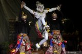 Seniman dari sanggar tari Patrialoka mementaskan wayang orang dengan lakon Legendriyan Taman Soka di Gedung Kesenian Kota Blitar, Jawa Timur, Sabtu (12/6/2021) malam. Pementasan wayang orang yang dilakukan secara daring tersebut digelar dalam rangka memperingati Bulan Bung Karno dengan sengaja memilih lakon yang konon merupakan lakon wayang yang digemari oleh Presiden Soekarno. Antara Jatim/Irfan Anshori/zk