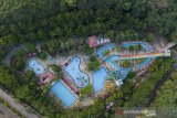 Foto udara suasana sepi wahana wisata Green Valley Waterpark di Desa Ciseureuh, Purwakarta, Jawa Barat, Minggu (13/6/2021). Pemerintah Kabupaten Purwakarta menutup sementara seluruh objek wisata hingga 20 Juni 2021 guna menekan peningkatan kasus penularan dan penyebaran COVID-19. ANTARA JABAR/M Ibnu Chazar/agr