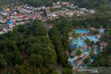 Foto udara suasana sepi wahana wisata Green Valley Waterpark di Desa Ciseureuh, Purwakarta, Jawa Barat, Minggu (13/6/2021). Pemerintah Kabupaten Purwakarta menutup sementara seluruh objek wisata hingga 20 Juni 2021 guna menekan peningkatan kasus penularan dan penyebaran COVID-19. ANTARA JABAR/M Ibnu Chazar/agr