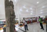 Peserta mengikuti uji sertifikasi pemandu wisata yang diselenggarakan Dinas Kebudayaan Pariwisata Kepemudaan dan Olahraga di Museum Airlangga, Kota Kediri, Jawa Timur, Sabtu (12/6/2021). Uji sertifikasi pemandu wisata yang diawali dengan pelatihan tersebut diikuti 50 peserta dari sejumlah agen perjalanan wisata guna menyongsong bangkitnya pariwisata Kota Kediri seiring dibangunnya proyek strategis nasional bandara Kediri dan jalan tol. Antara Jatim/Prasetia Fauzani/Zk