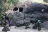 Pengunjung melintas di kawasan Gua Selomangleng, Kota Kediri, Jawa Timur, Sabtu (12/6/2021). Gua Selomangleng yang terletak di kaki gunung Klotok tersebut menjadi obyek wisata andalan Kota Kediri. Antara Jatim/Prasetia Fauzani/zk