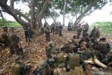 Prajurit Batalyon Intai Amfibi (Yontaifib) Korps Marinir TNI AL mengenalkan cara bertahan di hutan kepada prajurit United States Marines Corps Reconnaissance Unit  dalam Latihan Bersama Reconex 21-II di hutan Tumpang Pitu, Pusat Latihan Pertempuran Marinir (Puslatpurmar) 7 Lampon, Banyuwangi, Jawa Timur, Minggu (13/6/2021). Latihan bertahan di hutan (junggle survival) merupakan salah satu bagian dalam latihan bersama bersandi Reconex21-II yang berlangsung hingga 16 juni mendatang. Antara Jatim/Budi Candra Setya/zk