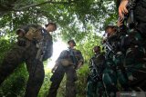 Prajurit Batalyon Intai Amfibi (Yontaifib) Korps Marinir TNI AL dan United States Marines Corps Reconnaissance Unit yang tergabung dalam Latihan Bersama Reconex 21-II saling berkoordinasi dalam latihan Patroli Hutan di hutan Tumpang Pitu, Pusat Latihan Pertempuran Marinir (Puslatpurmar) 7 Lampon, Banyuwangi, Jawa Timur, Minggu (13/6/2021). Latihan yang meliputi Menembak Lorong dan Visual Tracking itu untuk mengasah naluri tempur pasukan elit kedua negara saat menghadapi musuh di dalam hutan. Antara Jatim/Budi Candra Setya/zk