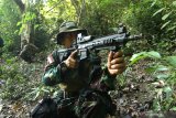  Prajurit Batalyon Intai Amfibi (Yontaifib) Korps Marinir TNI AL dan United States Marines Corps Reconnaissance Unit yang tergabung dalam Latihan Bersama Reconex 21-II berlatih Patroli Hutan di hutan Tumpang Pitu, Pusat Latihan Pertempuran Marinir (Puslatpurmar) 7 Lampon, Banyuwangi, Jawa Timur, Minggu (13/6/2021). Latihan yang meliputi Menembak Lorong dan Visual Tracking itu untuk mengasah naluri tempur pasukan elit kedua negara saat menghadapi musuh di dalam hutan. Antara Jatim/Budi Candra Setya/zk