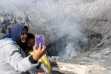 Wisatawan berswafoto di bibir kawah Gunung Bromo di Probolinggo, Jawa Timur, Minggu (13/6/2021). Sehubungan dengan perayaan Yadnya Kasada 2021 yang digelar secara terutup, kawasan wisata Gunung Bromo ditutup sementara mulai 24-26 Juni 2021. Antara Jatim/Umarul Faruq/zk
