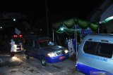 Ambulans Jemput Warga Positif COVID-19 di Madiun. Petugas dengan menggunakan mobil ambulans bersiap menjemput warga yang dinyatakan positif COVID-19 di Desa Bantengan, Wungu, Kabupaten Madiun, Jawa Timur, Senin (14/6/2021) malam. Pemkab Madiun mengerahkan 25 unit mobil ambulans untuk menjemput 88 warga positif COVID-19 dari klaster hajatan pernikahan di desa tersebut untuk dibawa ke rumah sakit guna mendapatkan perawatan. Antara Jatim/Siswowidodo/zk