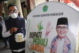 Petugas menyiapkan  paket santunan untuk lansia di Pendopo Kabupaten Pamekasan, Pamekasan, Jawa Timur, Selasa (15/6/2021). Program peduli lansia yang dilaksanakan dua kali sehari yakni pagi dan sore itu, merupakan salah satu bentuk kepedulian Bupati Pamekasan  terhadap lansia terutama lansia sebatang kara yang tersebar di kabupaten tersebut. Antara Jatim/Saiful Bahri/zk