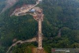 Foto udara struktur jembatan tertinggi proyek Kereta Cepat Jakarta - Bandung Section Tunnel #6 DK 88 di Desa Depok, Purwakarta, Jawa Barat, Selasa (15/5/2021). Konstruksi jembatan tersebut memiliki tinggi lebih dari 60 meter dan panjang 160 meter tipe balance cantilever serta dikerjakan dengan metode cor di tempat menggunakan alat form traveler selama 14 bulan. ANTARA JABAR/M Ibnu Chazar/agr