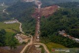 Foto udara struktur jembatan tertinggi proyek Kereta Cepat Jakarta - Bandung Section Tunnel #6 DK 88 di Desa Depok, Purwakarta, Jawa Barat, Selasa (15/5/2021). Konstruksi jembatan tersebut memiliki tinggi lebih dari 60 meter dan panjang 160 meter tipe balance cantilever serta dikerjakan dengan metode cor di tempat menggunakan alat form traveler selama 14 bulan. ANTARA JABAR/M Ibnu Chazar/agr