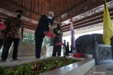 Assisten konsulat keduataan Korea Selatan di Indonesia Lee Kyeoung Youn menabur bunga pada pusara makam Presiden Soekarno saat berkunjung ke Kota Blitar, Jawa Timur, Selasa (15/6/2021). Kunjungan tersebut merupakan diskusi awal antara Pemerintah Korea Selatan melalui kedutaannya di Indonesia dengan Pemerintah Kota Blitar terkait rencana kerjasama dalam bidang pertanian, pariwisata, pendidikan, serta penyaluran tenaga kerja musiman yang diharapkan mampu menunjang peningkatan ekonomi. Antara Jatim/Irfan Anshori/zk