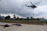 Prajurit Batalyon Intai Amfibi (Yontaifib) Korps Marinir TNI AL melakukan Fastrope pada aksi pembebasan sandera dalam latihan bersama United States Marines Corps Reconnaissance Unit bersandi Reconex 21-II di Pancer, Pesanggaran, Banyuwangi, Jawa Timur, Senin (15/6/2021). Aksi pembebasan sandera itu merupakan pengaplikasian skenario latihan pasukan elit kedua negara di Pusat Latihan Pertempuran Marinir (Puslatpurmar) 5 Baluran dan Puslatpurmar 7 Lampon selama dua pekan. Antara Jatim/Budi Candra Setya/zk