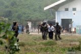  Aksi pembebasan sandera Prajurit Batalyon Intai Amfibi (Yontaifib) Korps Marinir TNI AL dalam latihan bersama United States Marines Corps Reconnaissance Unit bersandi Reconex 21-II di Pancer, Pesanggaran, Banyuwangi, Jawa Timur, Senin (15/6/2021). Aksi pembebasan sandera itu merupakan pengaplikasian skenario latihan pasukan elit kedua negara di Pusat Latihan Pertempuran Marinir (Puslatpurmar) 5 Baluran dan Puslatpurmar 7 Lampon selama dua pekan. Antara Jatim/Budi Candra Setya/zk