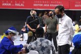 Presiden tinjau vaksinasi pelaku jasa keuangan