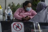 Petugas ambulans beristirahat di area parkir Rumah Sakit Khusus Ibu dan Anak, Bandung, Jawa Barat, Rabu (16/6/2021). Kementerian Kesehatan Indonesia menyatakan masyarakat Indonesia harus lebih taat protokol kesehatan COVID-19 karena hingga saat ini telah terdata 145 kasus aktif varian baru COVID-19 yang tersebar di 12 provinsi di Indonesia. ANTARA FOTO/Novrian Arbi/agr