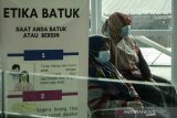 Pasien menunggu pemeriksaan kesahatan di Rumah Sakit Khusus Ibu dan Anak, Bandung, Jawa Barat, Rabu (16/6/2021). Kementerian Kesehatan Indonesia menyatakan masyarakat Indonesia harus lebih taat protokol kesehatan COVID-19 karena hingga saat ini telah terdata 145 kasus aktif varian baru COVID-19 yang tersebar di 12 provinsi di Indonesia. ANTARA FOTO/Novrian Arbi/agr