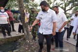 Wali Kota Medan Bobby Nasution (tengah) meninjau saluran drainase yang bermasalah di Jalan Sunggal, Medan, Sumatera Utara, Rabu (16/06/2021). Peninjauan tersebut sebagai respon terhadap keluhan warga yang mengeluhkan saluran drainase di kawasan tersebut tersumbat dan mengakibatkan banjir jika hujan turun. ANTARA FOTO/Fransisco Carolio/Lmo/foc.