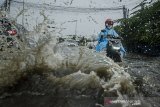 Pengendara sepeda motor melintasi genangan air yang merendam kawasan Gedebage, Bandung, Jawa Barat, Kamis (17/6/2021). Genangan setinggi 40 cm hingga 60 cm merendam kawasan tersebut akibat tingginya curah hujan serta drainase yang kurang baik yang kerap mengganggu arus lalu lintas. ANTARA FOTO/Novrian Arbi/agr