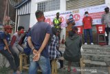 Relawan Palang Merah Indonesia (PMI) bersama petugas sedang memberikan edukasi mengenai Perilaku Hidup Bersih dan Sehat (PHBS) di masyarakat yang dapat membantu untuk menekan penyebaran COVID-19 di Kelurahan Benteng, Kecamatan Warudoyong, Jawa Barat. (Antara/HO/PMI/IFRC).