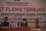 Komisioner KPU Provinsi Kalimantan Selatan memimpin Rapat Pleno Terbuka Rekapitulasi Hasil Penghitungan Suara Tingkat Provinsi di Hotel Gsign, Banjarmasin, Kalimantan Selatan, Kamis (17/6/2021). Komisi Pemilihan Umum (KPU) Provinsi Kalimantan Selatan menggelar Rapat Pleno Terbuka Rekapitulasi Hasil Penghitungan Suara Tingkat Provinsi pascaputusan Mahkamah Konstitusi (MK) dalam pemilihan Gubernur dan Wakil Gubernur Kalimantan Selatan tahun 2020. Foto Antaranews Kalsel/Bayu Pratama S.