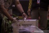 Anggota KPU Kabupaten Tapin membuka kotak suara yang berisi hasil rekapitulasi penghitungan suara tingkat Kota untuk di sampaikan saat Rapat Pleno Terbuka Rekapitulasi Hasil Penghitungan Suara Tingkat Provinsi di Hotel Gsign, Banjarmasin, Kalimantan Selatan, Kamis (17/6/2021). Komisi Pemilihan Umum (KPU) Provinsi Kalimantan Selatan menggelar Rapat Pleno Terbuka Rekapitulasi Hasil Penghitungan Suara Tingkat Provinsi pascaputusan Mahkamah Konstitusi (MK) dalam pemilihan Gubernur dan Wakil Gubernur Kalimantan Selatan tahun 2020. Foto Antaranews Kalsel/Bayu Pratama S.