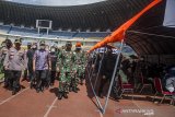 Menteri Kesehatan Budi Gunadi Sadikin (tengah) bersama Panglima TNI Marsekal TNI Hadi Tjahjanto (kedua kanan), Kapolri Jendral Pol. Listyo Sigit Prabowo (kedua kiri) meninjau vaksinasi massal COVID-19 di Stadion Gelora Bandung Lautan Api (GBLA), Bandung, Jawa Barat, Kamis (17/6/2021). Peninjauan tersebut untuk memastikan bisa tercapainya target  percepatan vaksinasi yakni sejuta sehari pemberian dosis vaksin COVID-19 kepada masyarakat di Indonesia. ANTARA FOTO/Novrian Arbi/agr