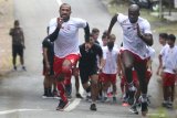 Pesepak bola Persik Kediri Onorionde Kughegbe Jhon (kanan) bersama Andri Ibo (kiri) berlari di jalur tanjakan lereng gunung Klotok, Kota Kediri, Jawa Timur, Kamis (17/6/2021). Lari pada jalur menanjak tersebut merupakan rangkaian uji ketahanan fisik pesepak bola Persik Kediri sebagai persiapan menjelang digulirkannya kompetisi Liga 1. Antara Jatim/Prasetia Fauzani/zk