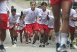  Pesepak bola Persik Kediri Antoni Putro Nugroho (tengah) bersama rekan setimnya berlari di jalur tanjakan lereng gunung Klotok, Kota Kediri, Jawa Timur, Kamis (17/6/2021). Lari pada jalur menanjak tersebut merupakan rangkaian uji ketahanan fisik pesepak bola Persik Kediri sebagai persiapan menjelang digulirkannya kompetisi Liga 1. Antara Jatim/Prasetia Fauzani/zk