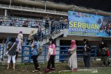 Warga mengantre untuk vaksinasi massal COVID-19 di Stadion Gelora Bandung Lautan Api (GBLA), Bandung, Jawa Barat, Kamis (17/6/2021). Vaksinasi massal yang digelar Polri, TNI dan Pemerintah Provinsi Jawa Barat tersebut menyiap sedikitnya 5000 dosis vaksin COVID-19 bagi warga Jawa Barat guna percepatan kekebalan tubuh di Indonesia. ANTARA FOTO/Novrian Arbi/agr