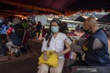 Petugas tenaga kesehatan menyuntikkan dosis pertama vaksin COVID-19 kepada warga saat vaksinasi massal di Stadion Gelora Bandung Lautan Api (GBLA), Bandung, Jawa Barat, Kamis (17/6/2021). Vaksinasi massal yang digelar Polri, TNI dan Pemerintah Provinsi Jawa Barat tersebut menyiap sedikitnya 5000 dosis vaksin COVID-19 bagi warga Jawa Barat guna percepatan kekebalan tubuh di Indonesia. ANTARA FOTO/Novrian Arbi/agr