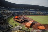 Suasana tenda yang disiapkan untuk Vaksinasi massal COVID-19 di Stadion Gelora Bandung Lautan Api (GBLA), Bandung, Jawa Barat, Kamis (17/6/2021). Vaksinasi massal yang digelar Polri, TNI dan Pemerintah Provinsi Jawa Barat tersebut menyiap sedikitnya 5000 dosis vaksin COVID-19 bagi warga Jawa Barat guna percepatan kekebalan tubuh di Indonesia. ANTARA FOTO/Novrian Arbi/agr