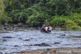 Pengendera sepeda motor menyeberangi di Sungai Sintok yang dangkal di Desa Ciparakan, Kecamatan Kalipucang, Kabupaten Pangandaran, Jawa Barat, Jumat (18/6/2021). Akibat tidak ada jembatan selama puluhan tahun, warga di Kecamatan Kalipucang, Sidamulih dan Padaherang, terpaksa harus menyeberangi sungai untuk melakukan aktivitas dan jika debit air sungai naik atau meluap aktivitas warga terganggu karena tidak bisa dilalui. ANTARA FOTO/Adeng Bustomi/agr