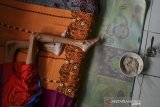 Penderita gizi buruk Iqbal Maulana terbaring dikamarnya di Desa Peledah, Kecamatan Padaherang, Kabupaten Pangandaran Jawa Barat, Jumat (18/6/2021). Iqbal yang berusia 19 tahun dengan berat badan 12 kilogram tersebut menderita gizi buruk sejak berusia lima bulan. ANTARA FOTO/Adeng Bustomi/agr
