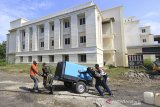 Petugas gabungan menyiapkan peralatan di gedung Asrama Haji Indramayu, Jawa Barat, Jumat (18/6/2021). Pemerintah Kabupaten Indramayu menyiapkan Asrama Haji sebagai ruang isolasi COVID-19 untuk pasien positif yang bergejala ringan dan tidak bergejala. ANTARA FOTO/Dedhez Anggara/agr