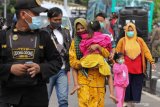  Warga yang terjaring penyekatan mengantre untuk mengikuti tes Antigen di akses masuk Jembatan Suramadu, Surabaya, Jawa Timur, Kamis (17/6/2021). Penyekatan dan tes Antigen dilakukan kepada warga yang akan menunju Pulau Madura melalui Jembatan Suramadu sebagai upaya memutus penyebaran COVID-19. Antara Jatim/Didik Suhartono/zk