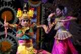 Penari menampilkan tari klasik India yang dikolaborasikan dengan tari tradisional Bali di Taman Budaya Bali, Denpasar, Bali, Sabtu (19/6/2021). Pagelaran tari klasik India bertajuk 