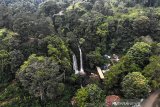 Foto udara wisata alam Air Terjun Cinulang di Cicalengka, Kabupaten Bandung, Jawa Barat, Sabtu (19/6/2021). Setelah Jawa Barat dinyatakan siaga satu COVID-19 oleh Gubernur Ridwan Kamil, pemerintah Kabupaten Bandung menutup semua destinasi wisata di Kabupaten Bandung hingga 21 Juni mendatang guna mencegah penyebaran COVID-19. ANTARA FOTO/Raisan Al Farisi/agr