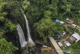 Foto udara wisata alam Air Terjun Cinulang di Cicalengka, Kabupaten Bandung, Jawa Barat, Sabtu (19/6/2021). Setelah Jawa Barat dinyatakan siaga satu COVID-19 oleh Gubernur Ridwan Kamil, pemerintah Kabupaten Bandung menutup semua destinasi wisata di Kabupaten Bandung hingga 21 Juni mendatang guna mencegah penyebaran COVID-19. ANTARA FOTO/Raisan Al Farisi/agr