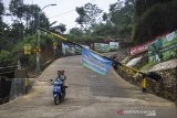 Warga keluar dari kawasan wisata Cicalengka Dream Land yang ditutup di Cicalengka, Kabupaten Bandung, Jawa Barat, Sabtu (19/6/2021). Setelah Jawa Barat dinyatakan siaga satu COVID-19 oleh Gubernur Ridwan Kamil, pemerintah Kabupaten Bandung menutup semua destinasi wisata di Kabupaten Bandung hingga 21 Juni mendatang guna mencegah penyebaran COVID-19. ANTARA FOTO/Raisan Al Farisi/agr