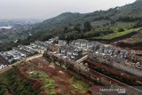 Foto udara pembangunan perumahan di Cicalengka, Kabupaten Bandung, Jawa Barat, Sabtu (19/6/2021). Dirjem Pembiayaan Infrastruktur Kementerian PUPR menyatakan, realisasi program fasilitas likuiditas pembiayaan perumahan Tahun Anggara 2021 telah mencapai 48,39 persen atau 76.222 rumah dari target tahun ini yang mencapai 157.500. ANTARA FOTO/Raisan Al Farisi/agr