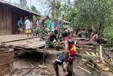 Satgas TNI Yonif 131 bantu renovasi rumah warga di perbatasan RI-PNG