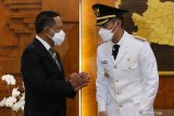 Menteri Pemuda dan Olahraga (Menpora) Zainudin Amali  (kiri) mengucapkan selamat kepadai Bupati Tuban Aditya Halindra Faridzki (kanan) saat Pengambilan Sumpah Jabatan dan Pelantikan Bupati dan Wakil Bupati Tuban Hasil Pilkada Serentak Tahun 2020 di Gedung Negara Grahadi, Surabaya, Jawa Timur, Minggu (20/6/2021). Pelantikan Bupati dan Wakil Bupati Tuban masa jabatan 2021-2024 tersebut digelar secara langsung untuk Bupati Tuban Aditya Halindra Faridzki, namun untuk Wakil Bupati Tuban Riyadi digelar secara virtual. Antara Jatim/Didik Suhartono/zk