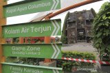 Suasana wisata air terjun buatan yang sepi di komplek wisata Bojongsari, Indramayu, Jawa Barat, Minggu (20/6/2021). Pemerintah Kabupaten Indramayu menutup sejumlah objek wisata untuk mencegah penularan COVID-19 yang terus meningkat. ANTARA FOTO/Dedhez Anggara/agr