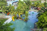 Suasana sepi wahana wisata Wonderland Adventure Waterpark di kawasan Galuh Mas, Karawang, Jawa Barat, Minggu (20/6/2021). Pemerintah Kabupaten Karawang berencana menutup sementara seluruh objek wisata selama dua pekan guna menekan peningkatan kasus penularan dan penyebaran COVID-19. ANTARA FOTO/M Ibnu Chazar/agr