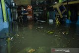 Warga mengevakuasi perabotan yang terdampak banjir di kawasan Kacapiring, Bandung, Jawa Barat, Senin (21/6/2021). Puluhan rumah di kawasan tersebut terendam banjir setinggi 30 cm hingga dua meter akibat intensitas curah hujan yang tinggi dan luapan Sungai Cikudapateuh Dalam. ANTARA FOTO/Novrian Arbi/agr